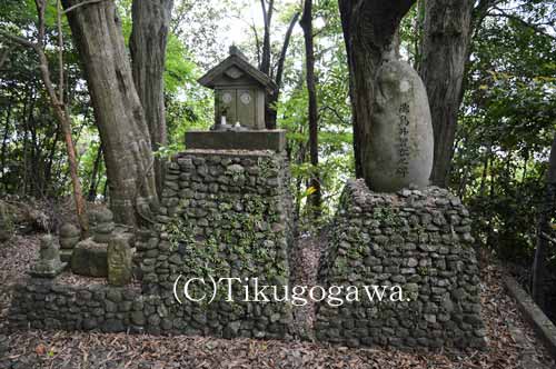 飛鳥井曽衣の碑
